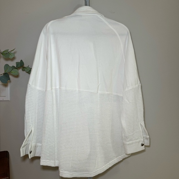 NWT Long sleeved oversized white button down with waffle weave detail size M - Picture 5 of 6